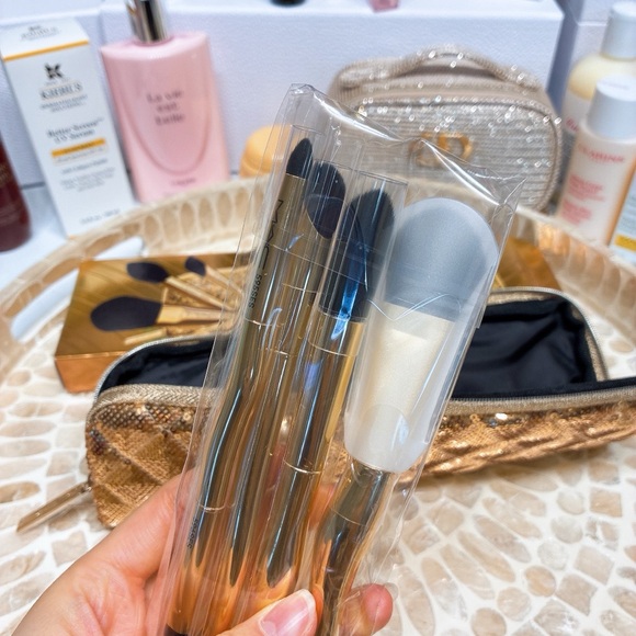 MAC Cosmetics Luxurious Gold Brush Set - Picture 3 of 6
